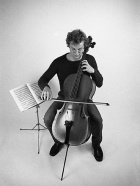 Cellist Frans Grapperhaus en zijn cello in 1986